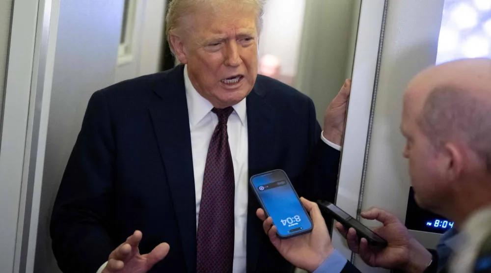 الرئيس الأميركي دونالد ترمب متحدثاً مع الصحافيين على متن الطائرة الرئاسية (أ.ف.ب)