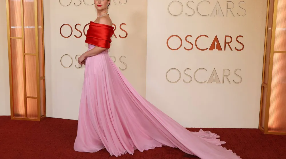 جيسي باكلي وفستان من «شانيل» (أ.ف.ب)