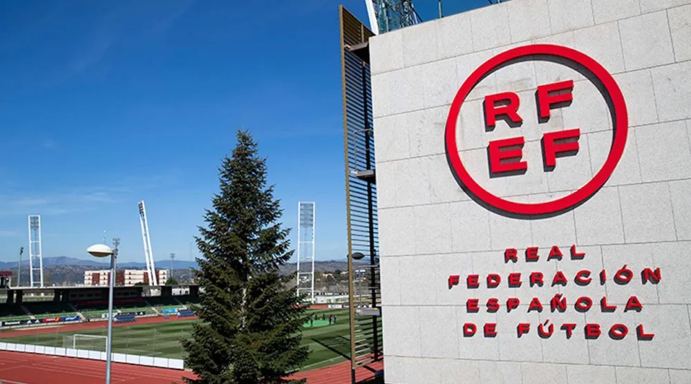 ستقام المباراة على ملعب «لا سيراميكا» الخاص بفياريال خلال النافذة الدولية المقبلة (الاتحاد الإسباني)