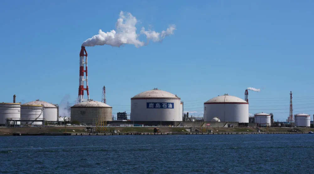 مصفاة «كاشيما» النفطية التابعة لمجموعة «إينيوس» في شرق طوكيو - 15 مارس 2026 (أ.ب)