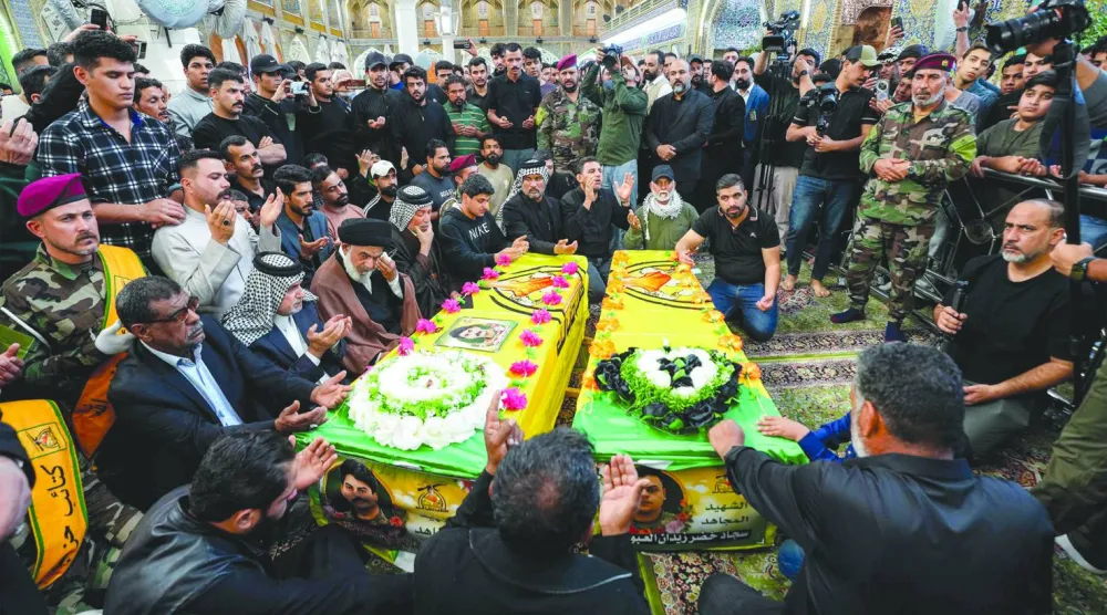 تشييع عناصر من «الحشد الشعبي» في النجف السبت بعد مقتلهم بغارات أميركية (أ.ف.ب)