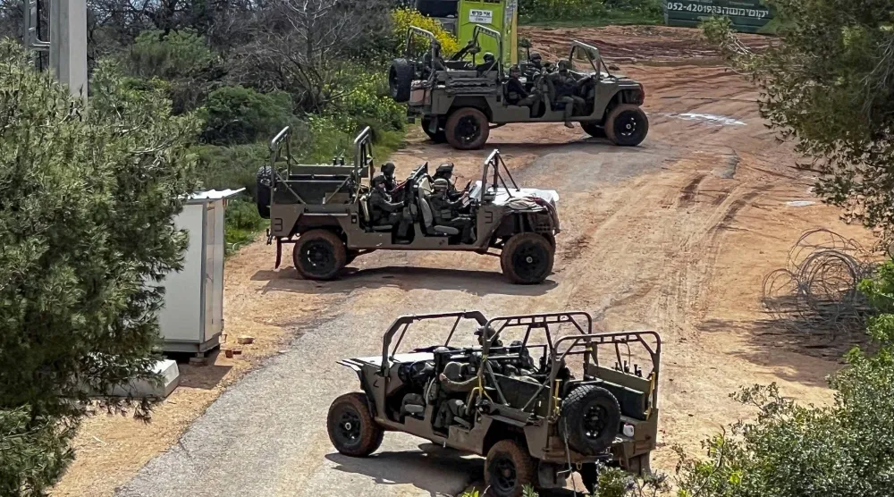 آليات عسكرية إسرائيلية عند الحدود اللبنانية مع إعلان الجيش الإسرائيلي عن نشاط بريّ محدد يستهدف مواقع رئيسية في جنوب لبنان بهدف توسيع نطاق منطقة الدفاع الأمامي (رويترز)