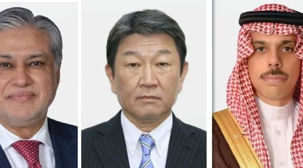 وزراء الخارجية السعودي الأمير فيصل بن فرحان والياباني توشيميتسو موتيجي والباكستاني محمد إسحاق دار (الشرق الأوسط)