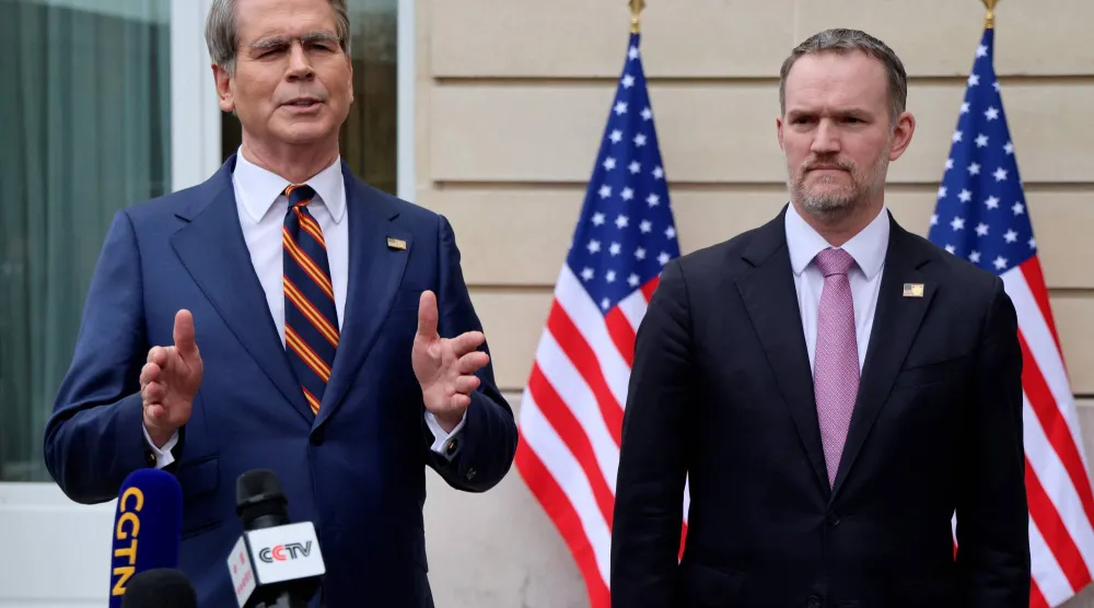 بيسنت يتحدث في ختام المحادثات مع وفد صيني في باريس وإلى جانبه غرير (أ.ف.ب)