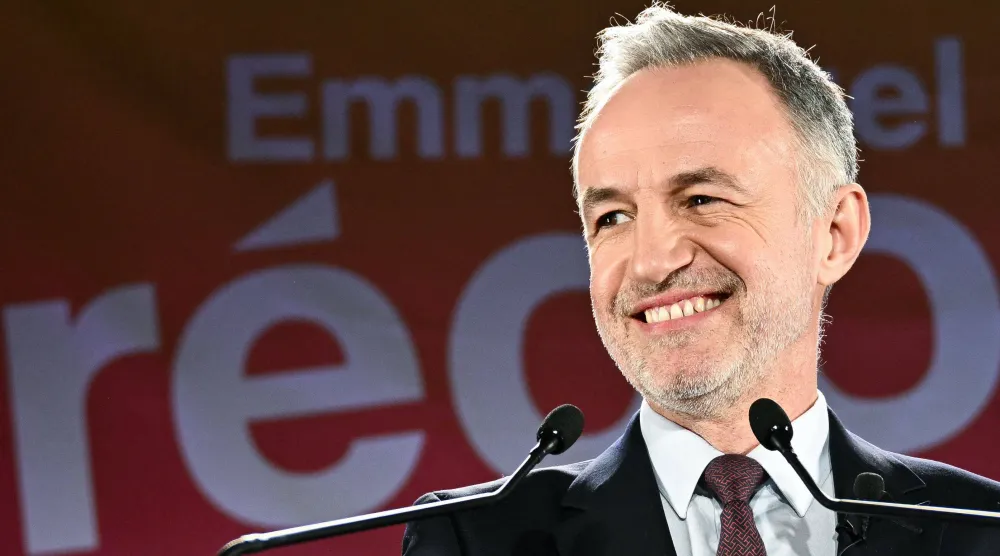 الاشتراكي إيمانويل غريغوار المرشح لمنصب عمدة باريس يلقي كلمة بعد صدور نتائج الجولة الأولى للانتخابات المحلية الأحد (أ.ف.ب)