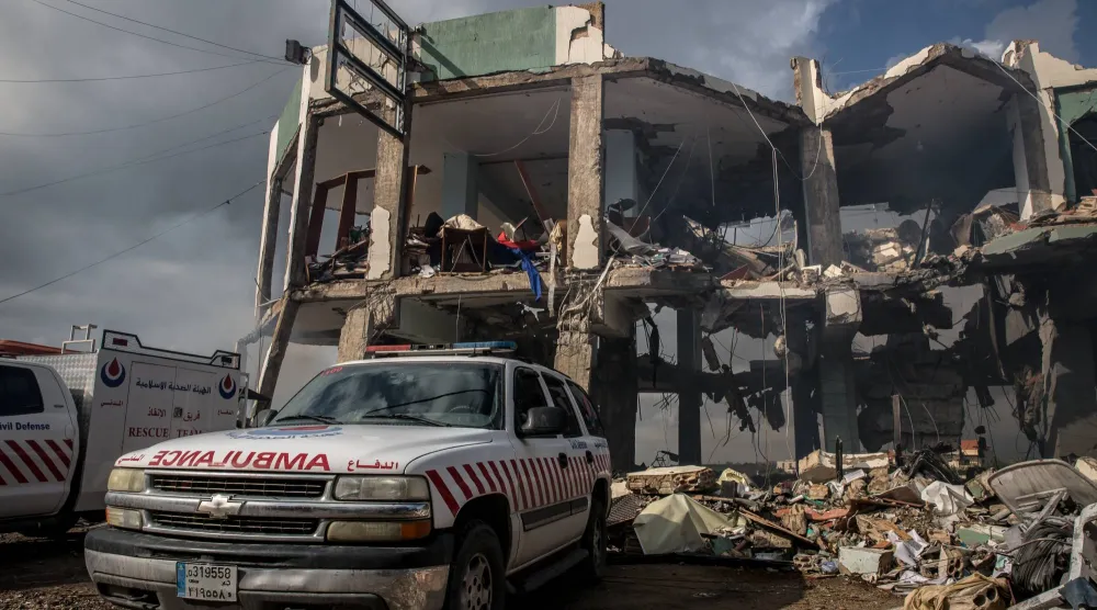 مبنى مدمر إثر قصف إسرائيلي استهدفه في بلدة برج قلاويه بجنوب لبنان (د.ب.أ)