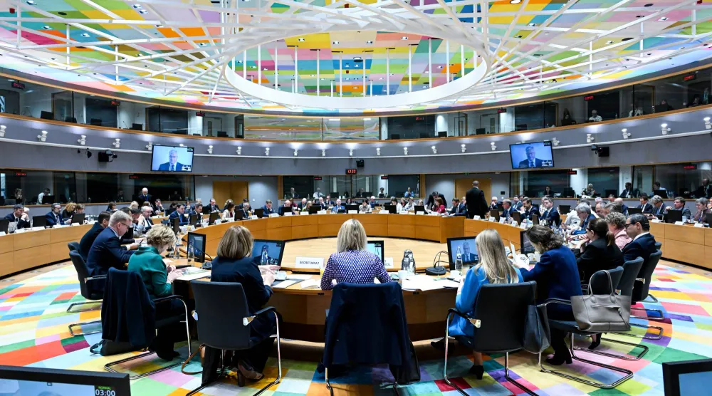 جانب من اجتماع وزراء خارجية الاتحاد الأوروبي في بروكسل الاثنين لمناقشة تداعيات حرب إيران (د.ب.أ) 