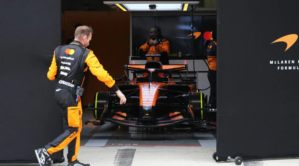 فريق مكلارين بطل العالم في سباقات فورمولا 1 فشل في سباق الصين (رويترز)