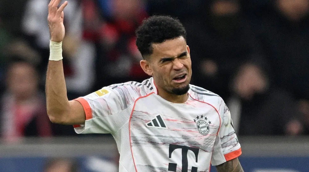 الكولومبي لويس دياز طُرد في مواجهة باير ليفركوزن (أ.ف.ب) 