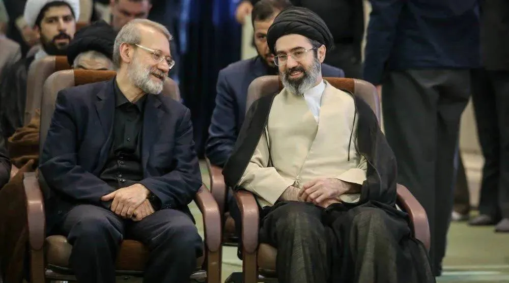المرشد الإيراني الجديد مجتبى خامنئي ورئيس مجلس الأمن القومي الإيراني علي لاريجاني (مهر)