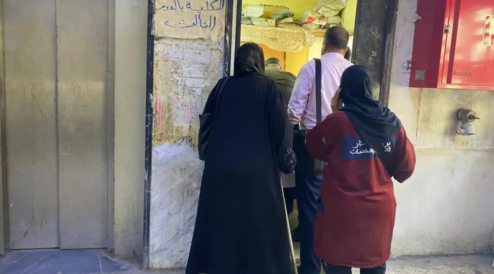 مصريون داخل محكمة بمحافظة الجيزة (الشرق الأوسط)