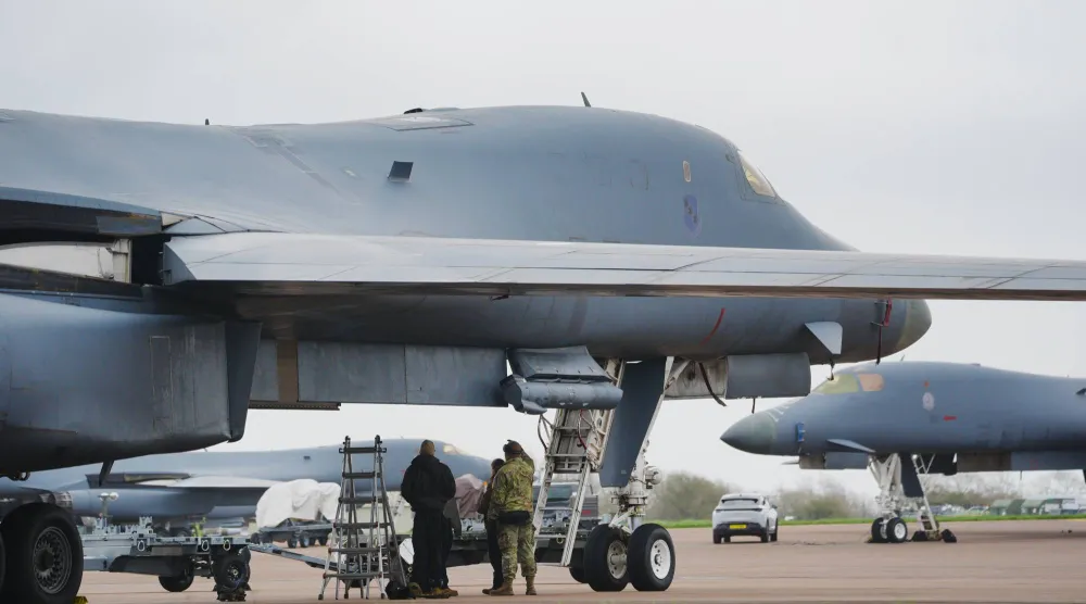 قاذفة أميركية من طراز «بي - 1» (د.ب.أ)