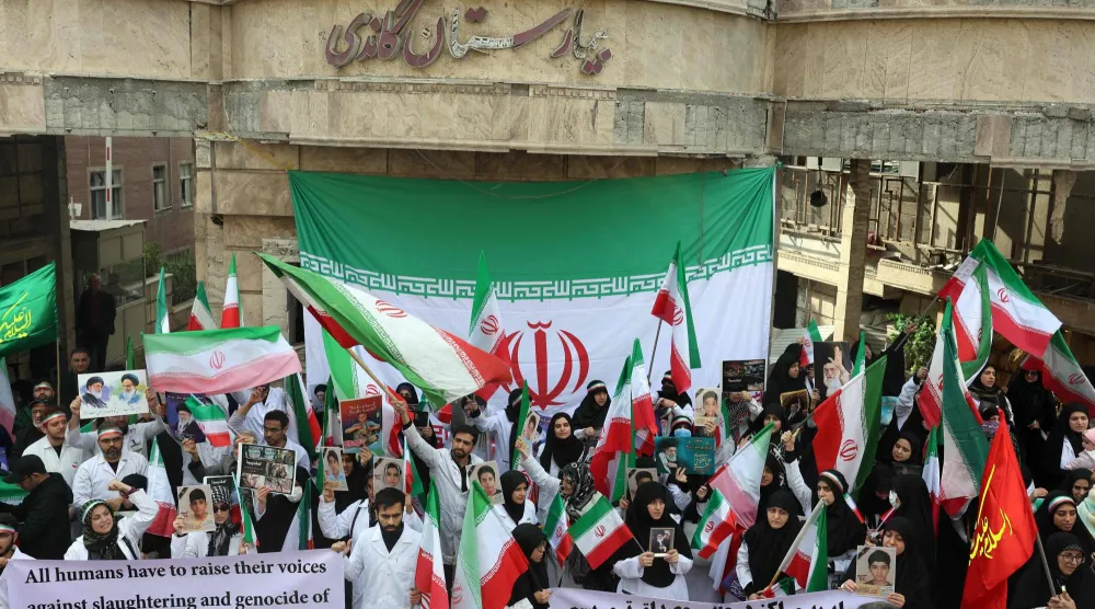 خلال احتجاج لطاقم طبي إيراني أمام مستشفى غاندي المدمر في طهران... 7 مارس 2026 (أ.ف.ب)