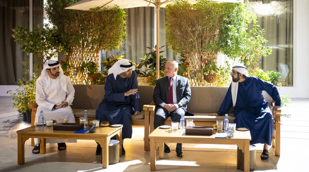 الشيخ محمد بن زايد آل نهيان خلال استقبال الملك عبد الله الثاني بن الحسين بحضور الشيخ محمد بن راشد آل مكتوم وحمدان بن محمد وزير الدفاع الإماراتي (وام)