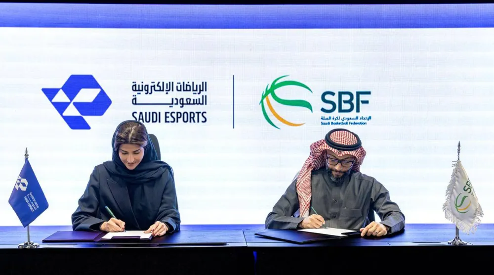 روان البتيري رئيسة الاتحاد السعودي للرياضات الإلكترونية وهشام بن قاسم رئيس الاتحاد السعودي لكرة السلة (الاتحاد السعودي للرياضات الإلكترونية)