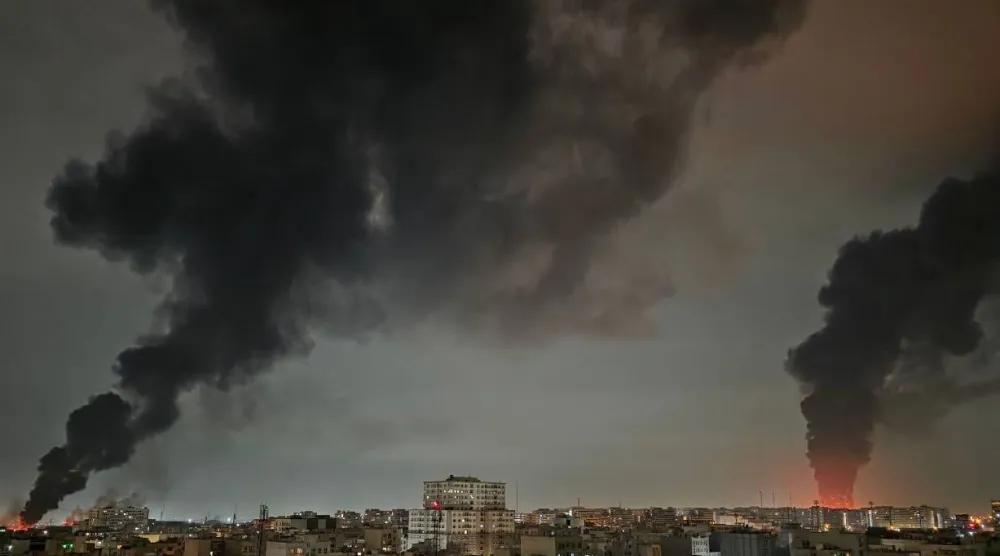 نيران وأعمدة دخان تتصاعد من مطار مهرآباد ضمن غارات طالت غرب طهران فجر الاثنين (شبكات التواصل)