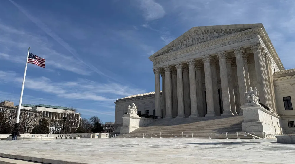 صورة من خارج مبنى المحكمة العليا الأميركية في العاصمة واشنطن في 14 مارس 2026 (رويترز)
