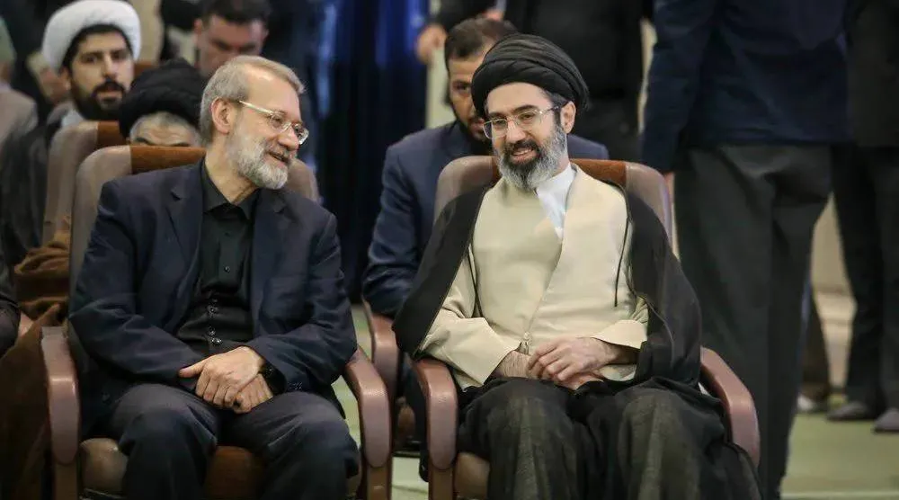 المرشد الإيراني الجديد مجتبى خامنئي ورئيس مجلس الأمن القومي الإيراني علي لاريجاني (مهر)
