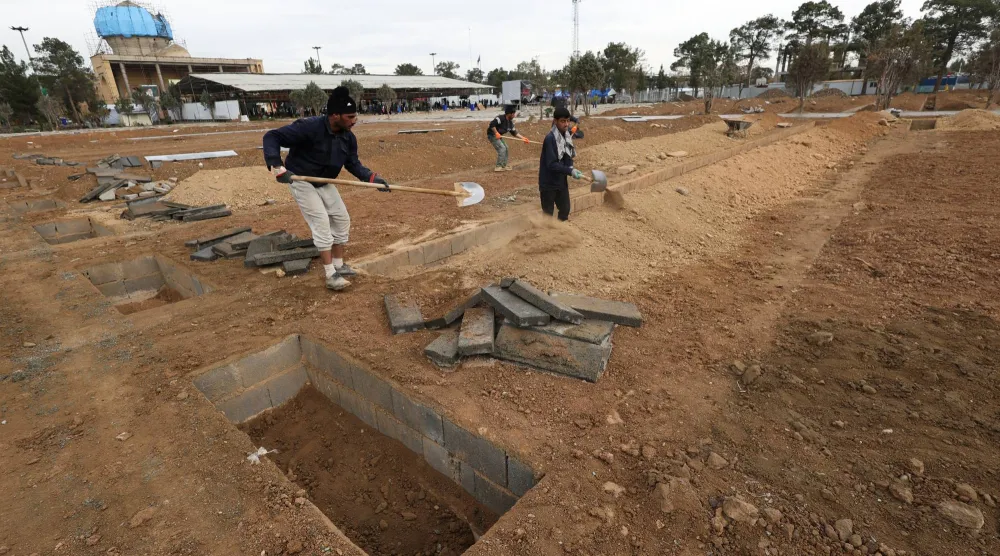 حفارو القبور يجهزون قبوراً جديدة لقتلى الهجوم الأميركي الإسرائيلي على إيران (رويترز)