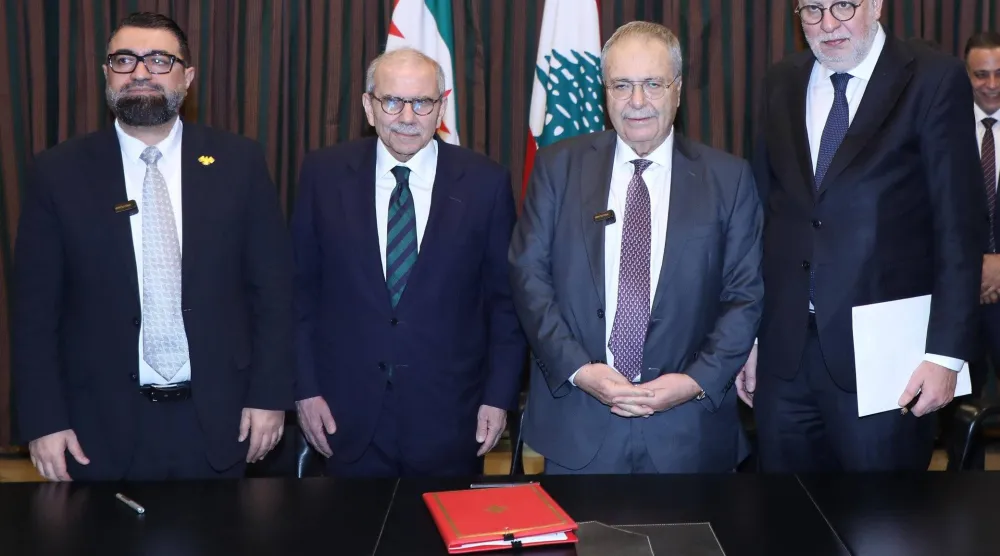 رئيس الحكومة اللبنانية نواف سلام ونائب رئيس الحكومة طارق متري ووزيرا العدل اللبناني عادل نصار والسوري مظهر الويس إثر توقيع اتفاقية نقل السجناء من لبنان إلى سوريا (رئاسة الحكومة)