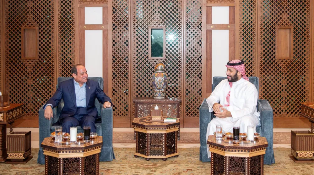 الأمير محمد بن سلمان خلال لقائه الرئيس عبد الفتاح السيسي على مائدة الإفطار في جدة أواخر فبراير الماضي (واس) 