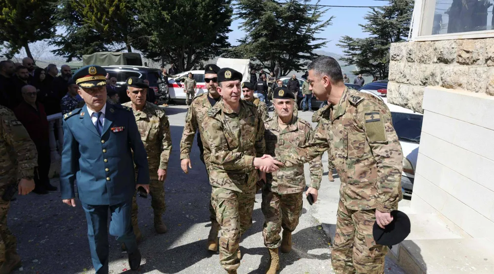 قائد الجيش اللبناني العماد رودولف هيكل يصل إلى كنيسة القليعة في جنوب لبنان للمشاركة في تشييع كاهن قُتل بقذيفة إسرائيلية (أ.ف.ب)