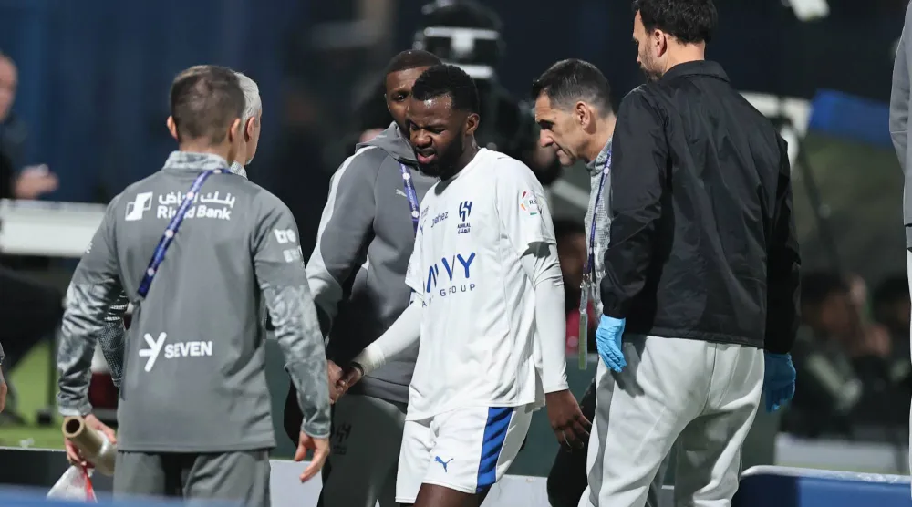 تمبكتي لحظة إصابته في مباراة الفتح (تصوير: سعد العنزي)