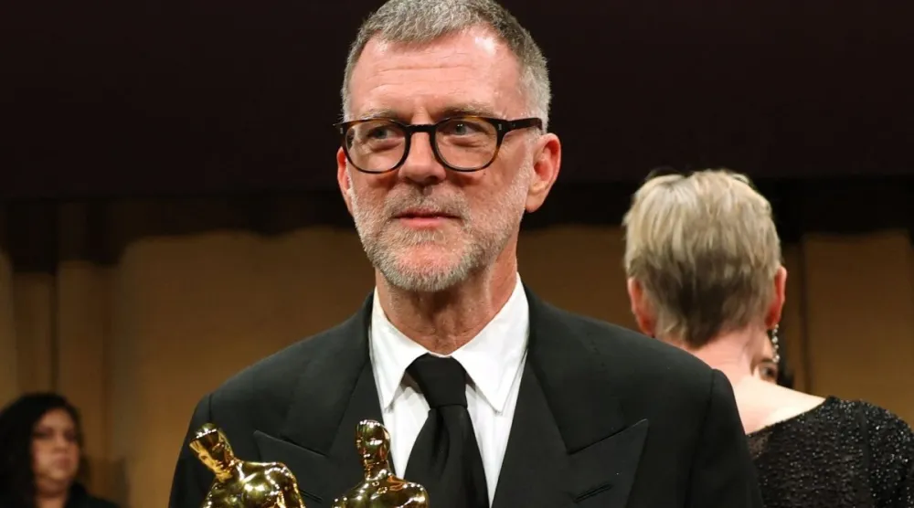 بول توماس أندرسون حاملا جوائزه (أ.ف.ب)