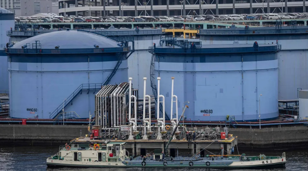ناقلة نفط ترسو في محطة نفطية بمدينة يوكوهاما (أ.ف.ب)