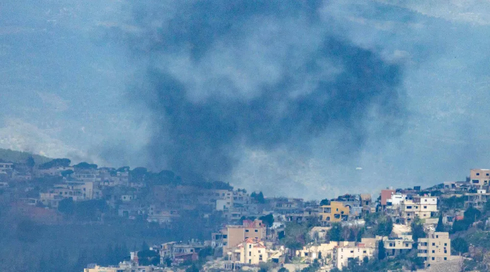 يتصاعد الدخان من قرية الخيام اللبنانية عقب غارة جوية إسرائيلية (أ.ف.ب)