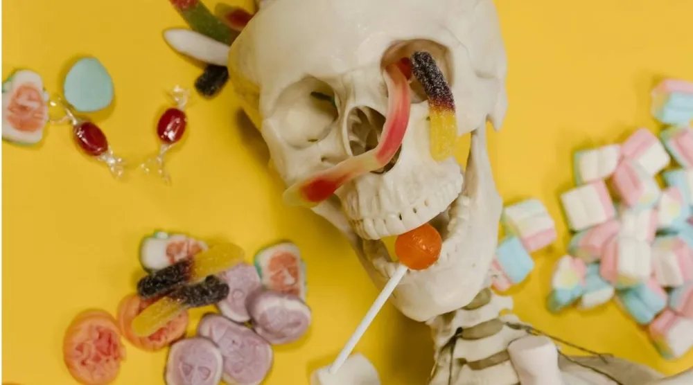 الأشخاص الذين يكثرون من تناول الأطعمة فائقة المعالجة تتراجع لديهم كثافة المعادن في العظام (بكسلز)