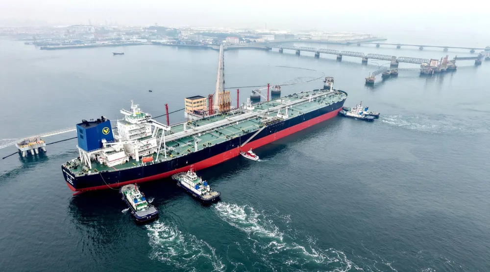 تُوجَّه ناقلة نفط إلى رصيفها في ميناء تشينغداو بمقاطعة شاندونغ شرق الصين (أ.ف.ب)
