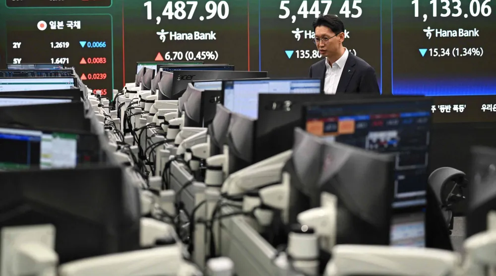 متعامل يراقب أسعار الصرف في سيول مع تجاوز خام برنت 100 دولار (أ.ف.ب)