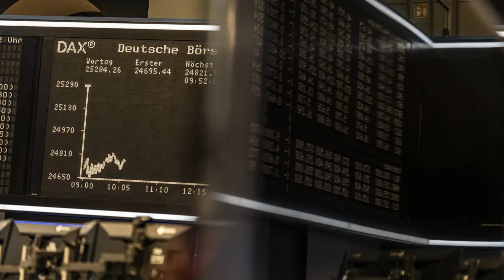 مؤشر الأسهم الألماني «داكس» على شاشة كبيرة في غرفة التداول ببورصة فرانكفورت (د.ب.أ)