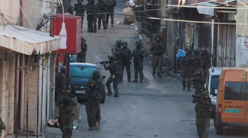 جنود إسرائيليون يتمركزون في رام الله بالضفة الغربية (رويترز)