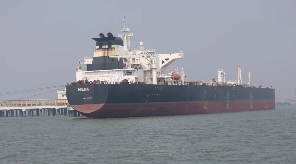 ناقلة نفط تمر عبر مضيق هرمز (إ.ب.أ)