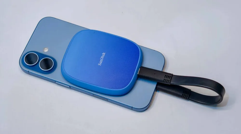 تصميم «كريتور فون إس إس دي» الذكي يلتصق مغناطيسياً بالهاتف