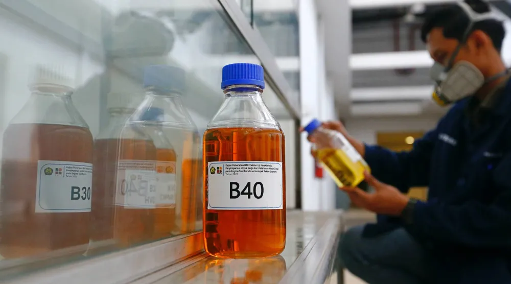 فني يعمل في مختبر على وقود الديزل الحيوي في جاكرتا بإندونيسيا (رويترز)