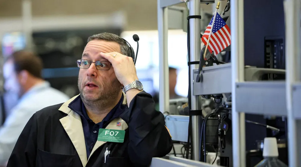 متداول يعمل في بورصة نيويورك (رويترز)