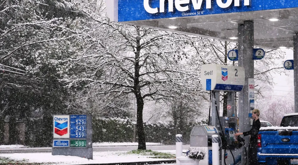 زبون يتزود بالوقود في محطة تابعة لـ«شيفرون» بواشنطن (أ.ب)