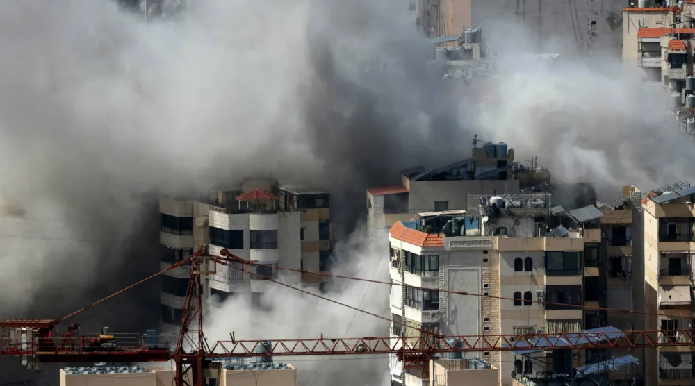 يتصاعد الدخان من موقع غارة جوية إسرائيلية استهدفت منطقة في الضواحي الجنوبية لبيروت (أ.ف.ب)