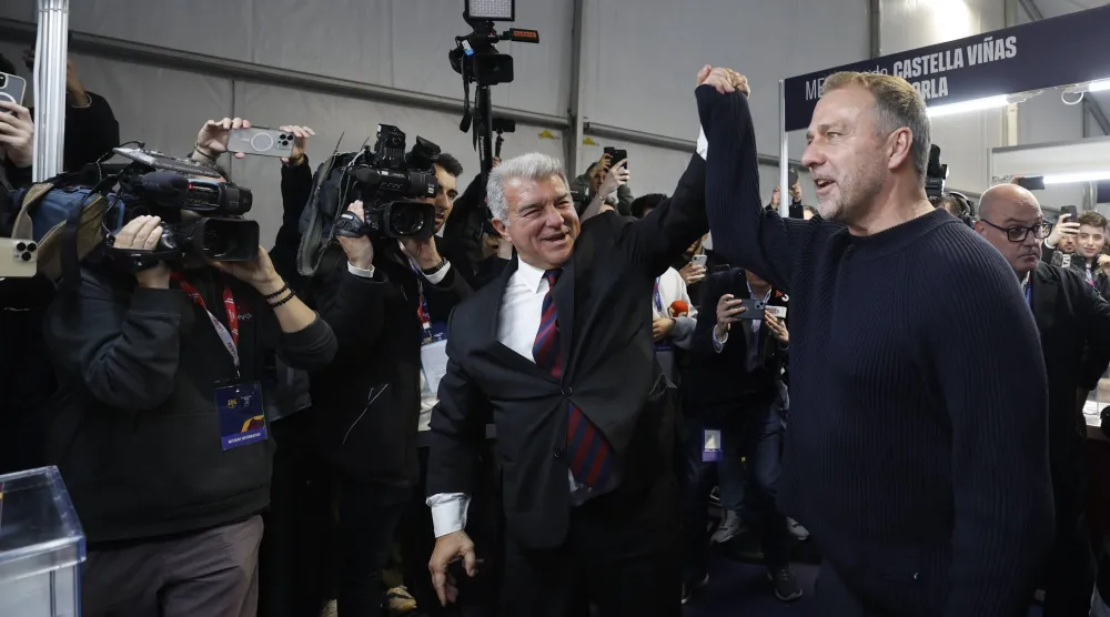 هانزي فليك بعد فوز لابورتا بالانتخابات (إ.ب.أ)