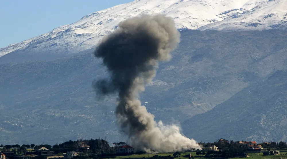 تصاعد الدخان جراء الغارات الإسرائيلية على جنوب لبنان (د.ب.أ)