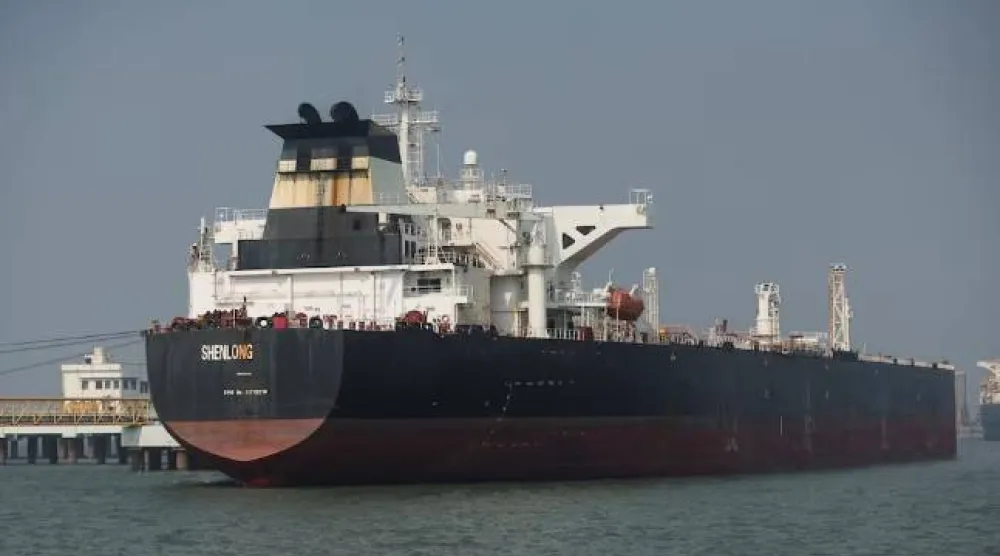 ناقلة النفط «شينلونغ» بعلم ليبيريا تصل إلى مومباي بعد عبورها مضيق هرمز وسط اضطرابات الإمدادات (رويترز)