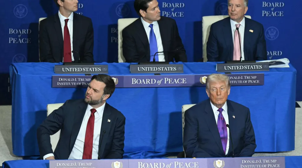 يطالب الديمقراطيون بمثول كوشنر وويتكوف أمام الكونغرس في جلسة علنية (أ.ف.ب)