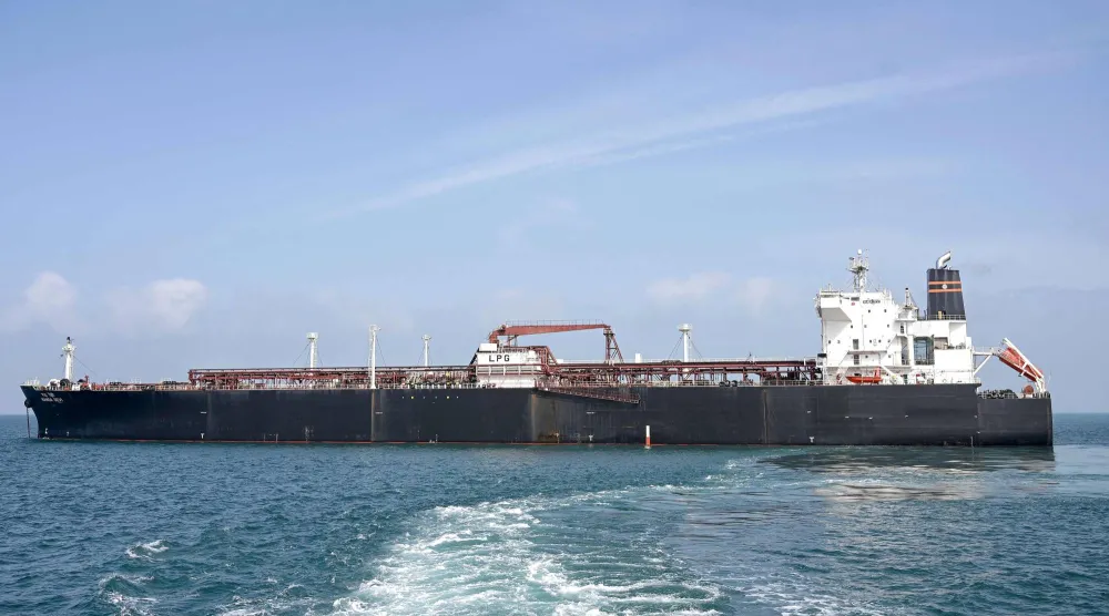 وصلت السفينة الهندية «ناندا ديفي» المحمَّلة بغاز البترول المسال إلى ميناء فادينار بولاية غوجارات بعد أن سمحت لها إيران بالمرور عبر مضيق هرمز (أ.ف.ب)