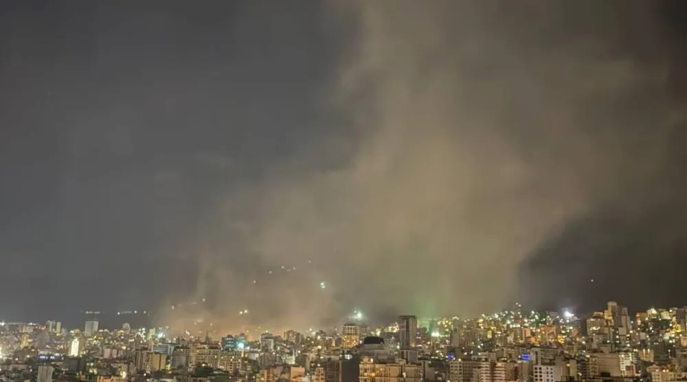 غبار ودخان يتصاعد بعد غارة جوية على منطقة فرمانية شمال طهران فجر الثلاثاء(شبكات التواصل)