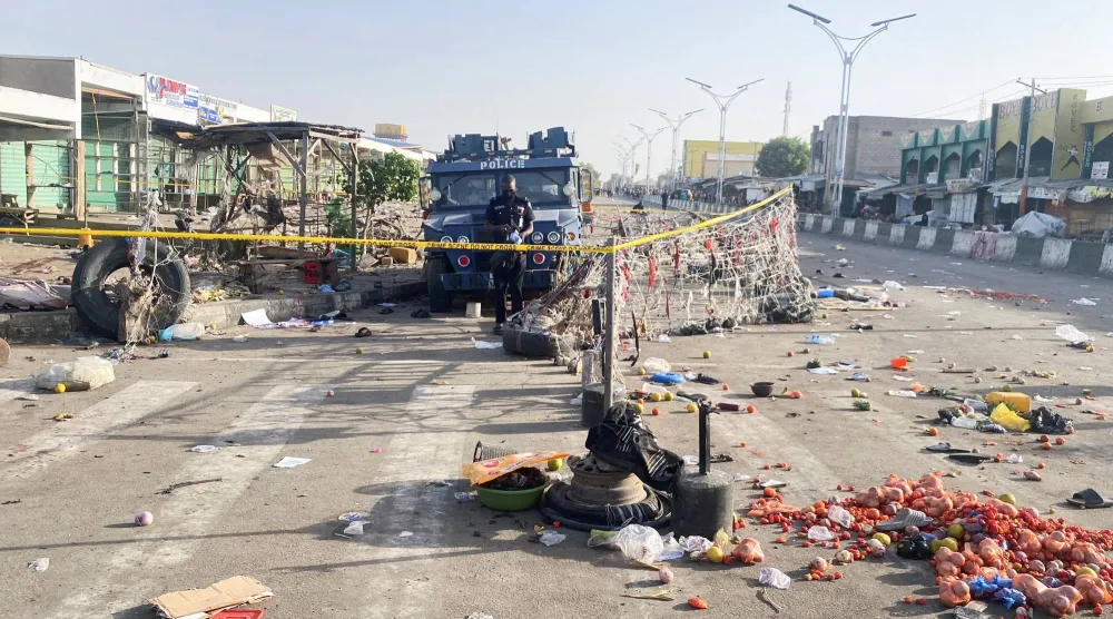 شاحنة للشرطة النيجيرية خارج السوق في مدينة مايدوغوري بعد الانفجارات الانتحارية الثلاثاء (رويترز)