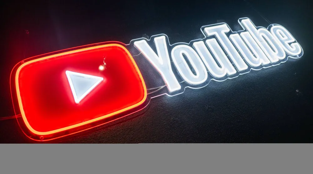 «فيفا» يعمل على إتاحة المزيد من محتوى أرشيفه الرقمي عبر القناة الرسمية للاتحاد على «يوتيوب» (د.ب.أ)