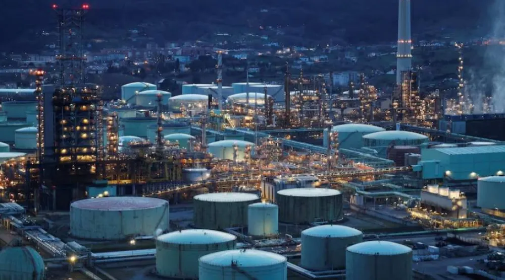 مصفاة نفط مملوكة لشركة «ريبسول» الإسبانية (رويترز)